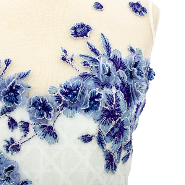 haftowane detale na tkaninie